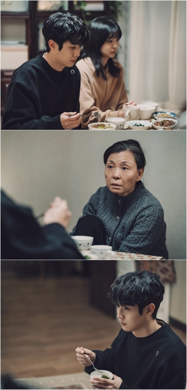 Choi Woo Shik Makan Bareng Kim Da Mi dan Nenek, Tim \'Our Beloved Summer\' Bocorkan Cinta Sepihak