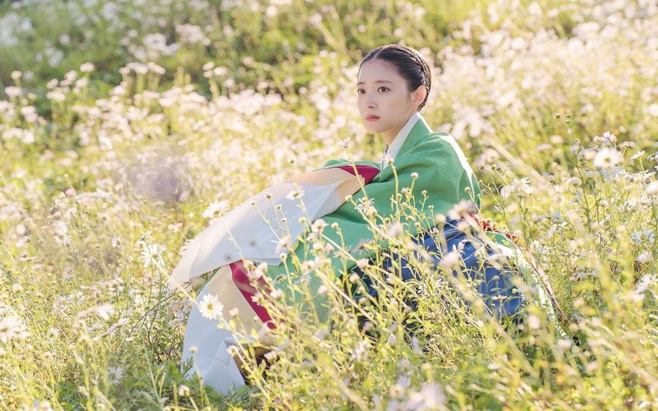 Tak Beda Dari Penonton, Lee Se Young Nangis Nonton Episode Terakhir 'The Red Sleeve'