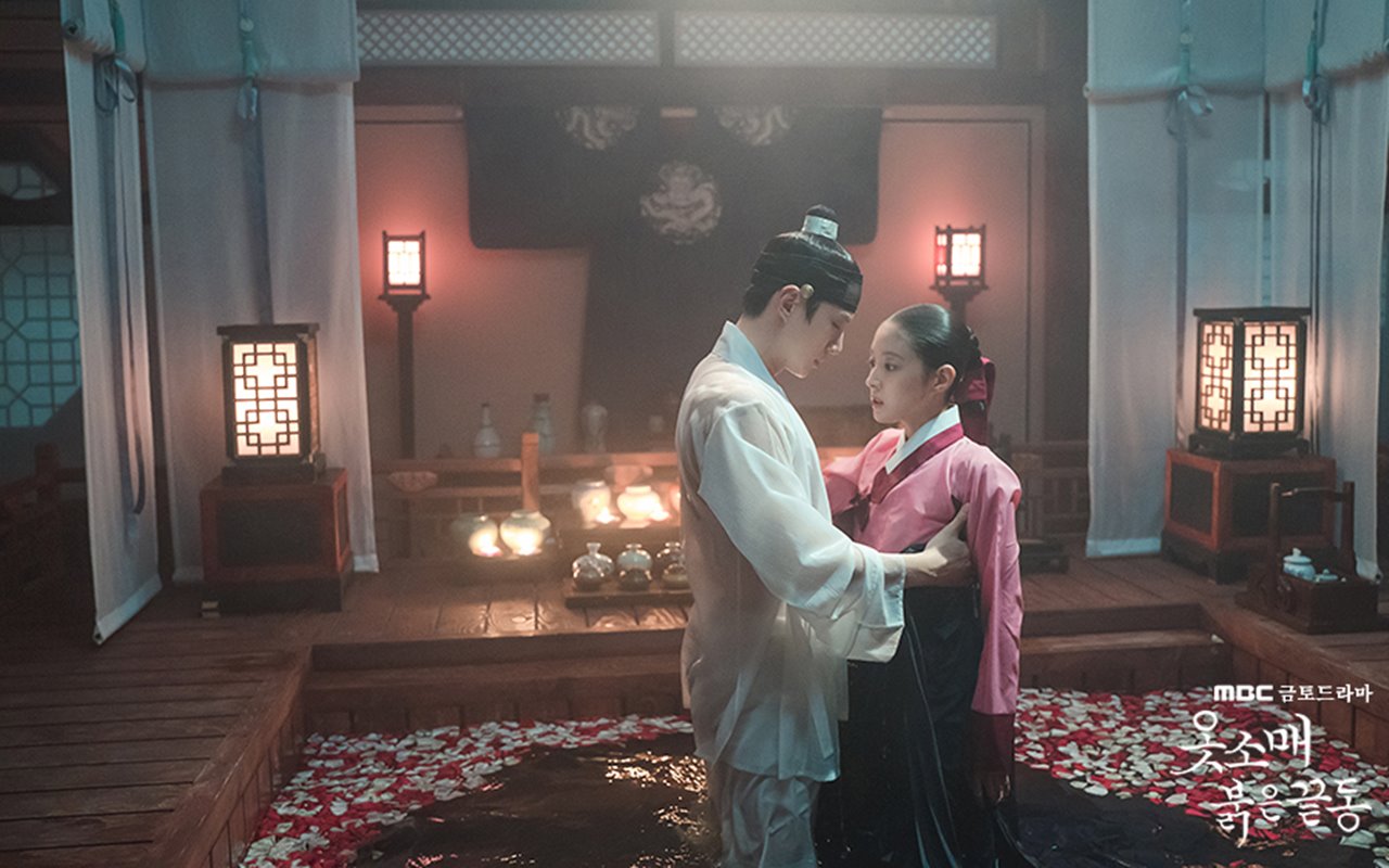 Junho Sempat Pamer Abs di Depan Lee Se Young, Ini yang Dilakukan Usai Syuting 'The Red Sleeve'