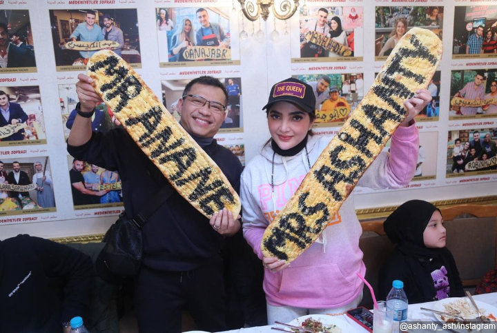 Kompak bareng suami!