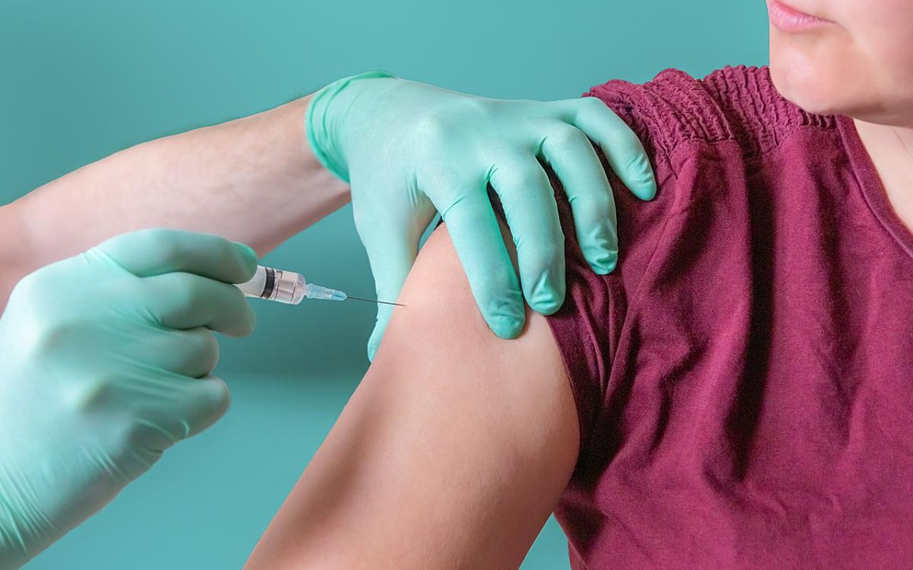 Beda Dari Israel, Komite Imunisasi Inggris Sebut Suntikan Keempat Vaksin COVID-19 Belum Diperlukan