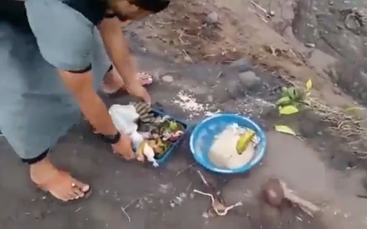 Viral Aksi Pria Tendang Sesajen di Lokasi Erupsi Semeru, Pelaku Diburu Polisi