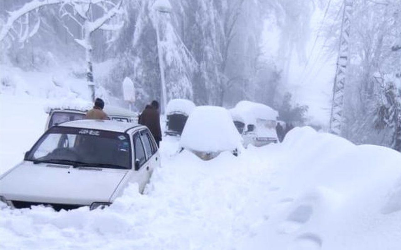 Ribuan Orang Terjebak dalam Kendaraan di Salju Tebal, 21 Turis di Pakistan Tewas