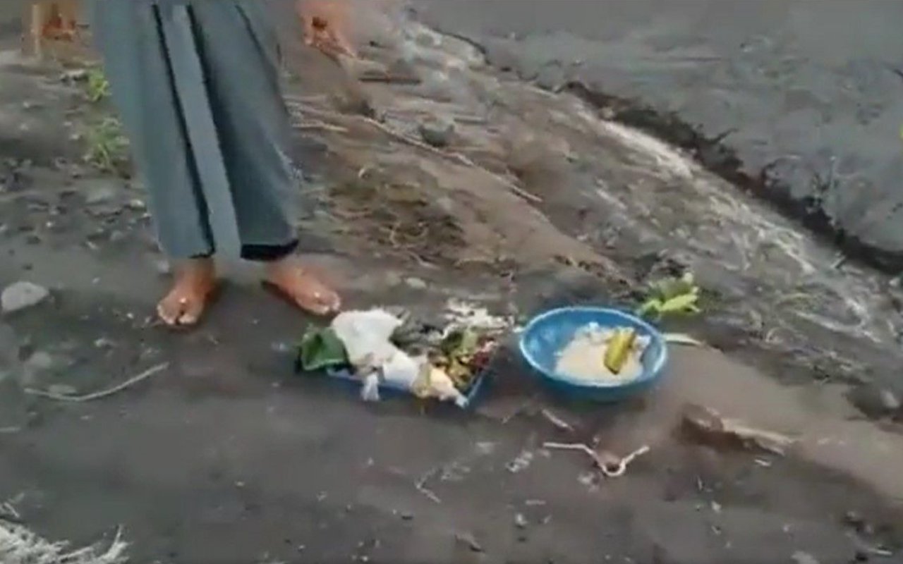 Tak Hanya Pelaku, Pengedar Video Pria Tendang Sesajen di Lokasi Erupsi Semeru Juga Diburu Polisi