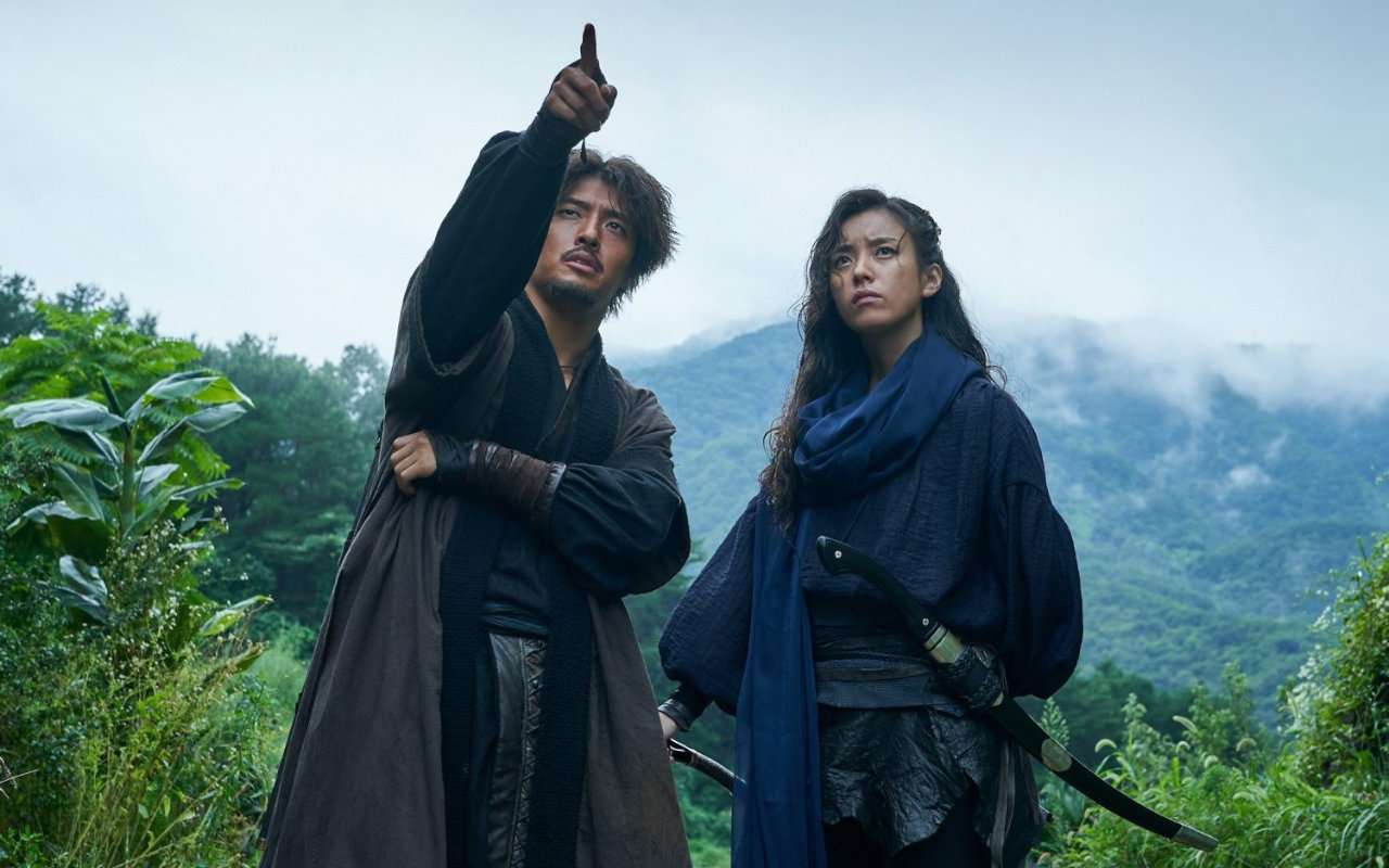 Proses Syuting Ciuman Han Hyo Joo dan Kang Ha Neul di 'The Pirates 2' Sungguh Tak Terduga