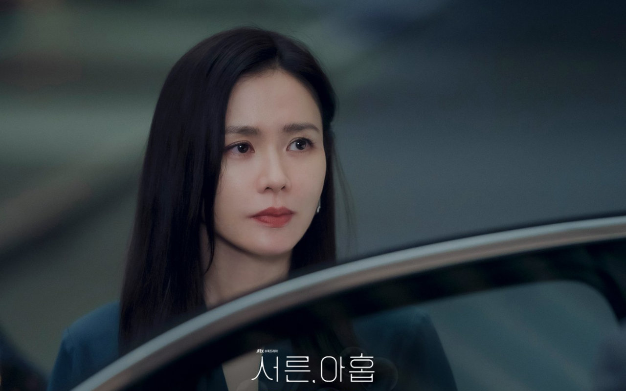 Jadi Dokter Kaya Raya, Son Ye Jin Tampil Paripurna di Foto Adegan 'Thirty Nine'