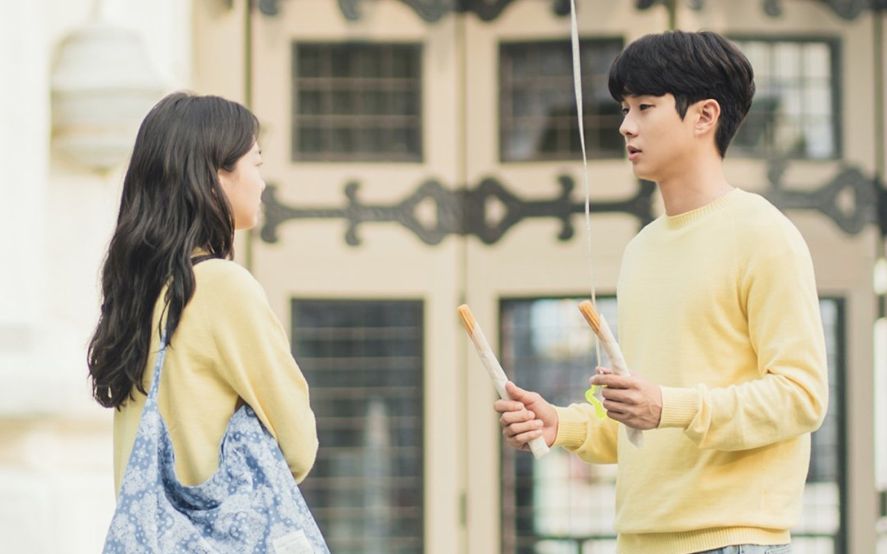 Kelewat Manis, Ciuman Kim Da Mi dan Choi Woo Shik di 'Our Beloved Summer' Ini Jadi Sorotan