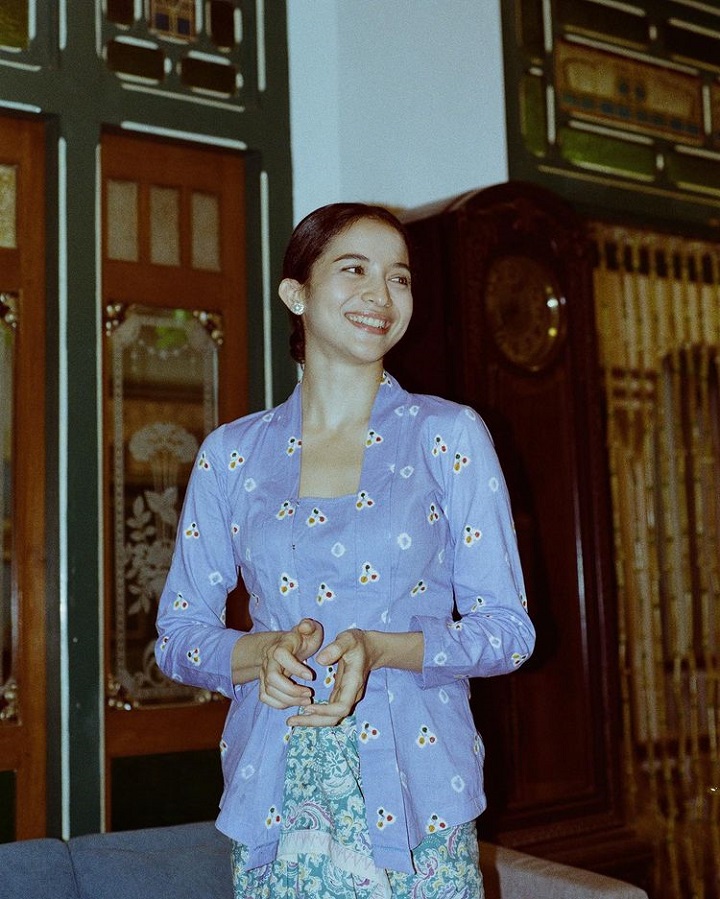 Anggun dengan kebaya