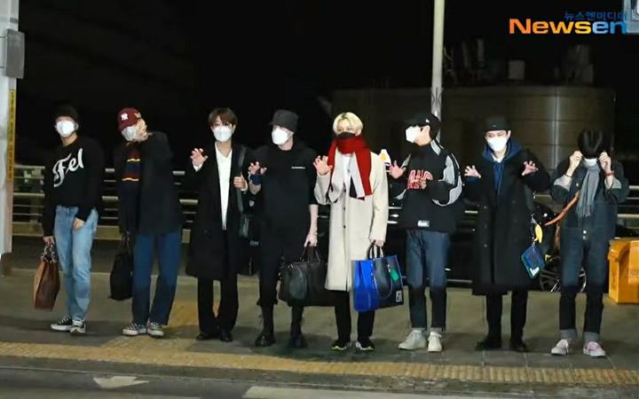 Outfit Stray Kids di Bandara Curi Fokus, Member Ini Paling Mencolok Gara-Gara Syal