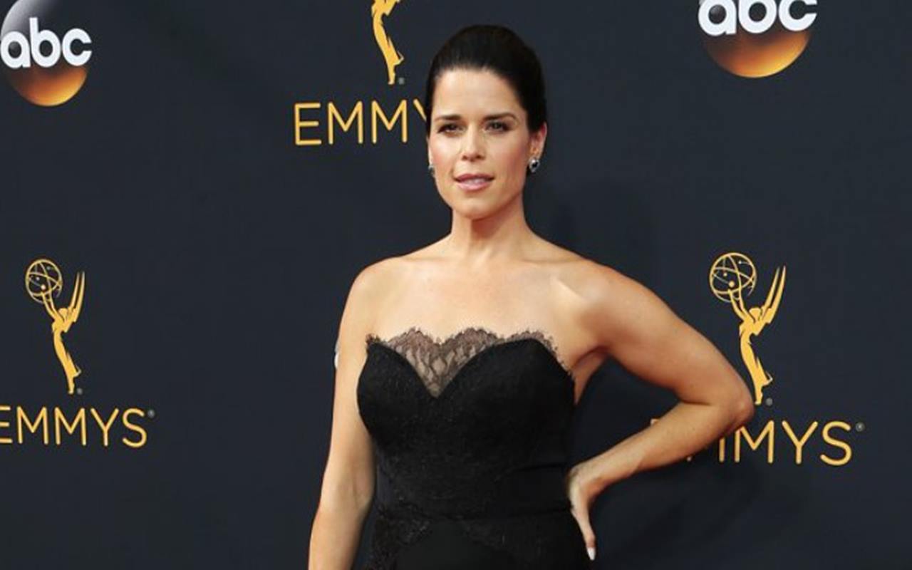 Neve Campbell Beber Cerita Menegangkan Saat Pernah Diserang Beruang