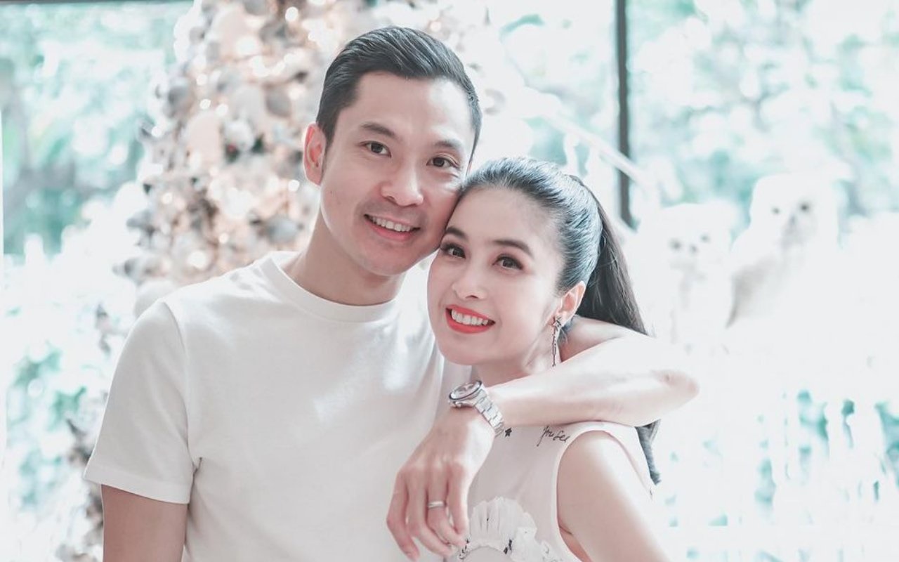 Foto Bareng Suami, Sandra Dewi Gercep Klarifikasi Usai Wajahnya Dianggap Mulai Menua