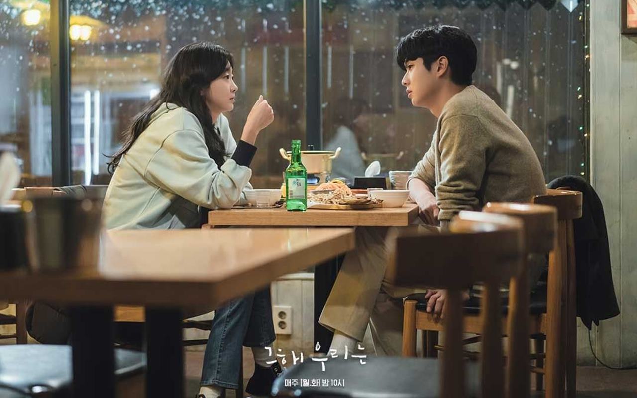 Intip Kencan Uwu Choi Woo Shik dan Kim Da Mi di Cuplikan Foto Adegan 'Our Beloved Summer'