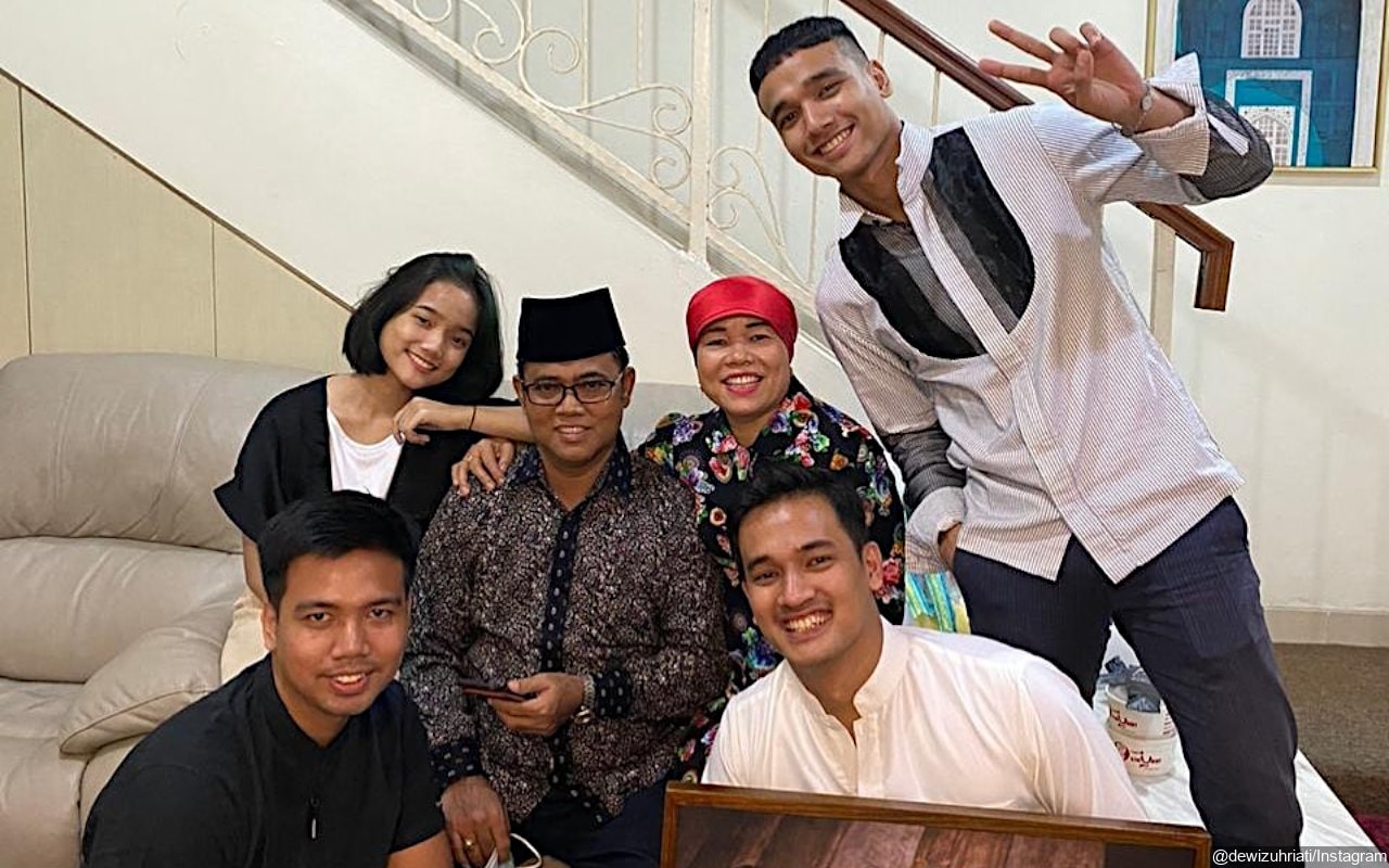 Giliran Frans Faisal Sebar Foto Jadulnya Bersama Keluarga, Ekspresi Fadly Mood Banget