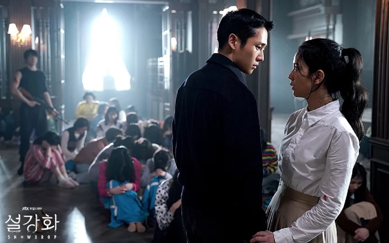 Tingkah Jung Hae In dan Jisoo Saat Syuting Adegan Menegangkan 'Snowdrop' Sungguh Tak Terduga