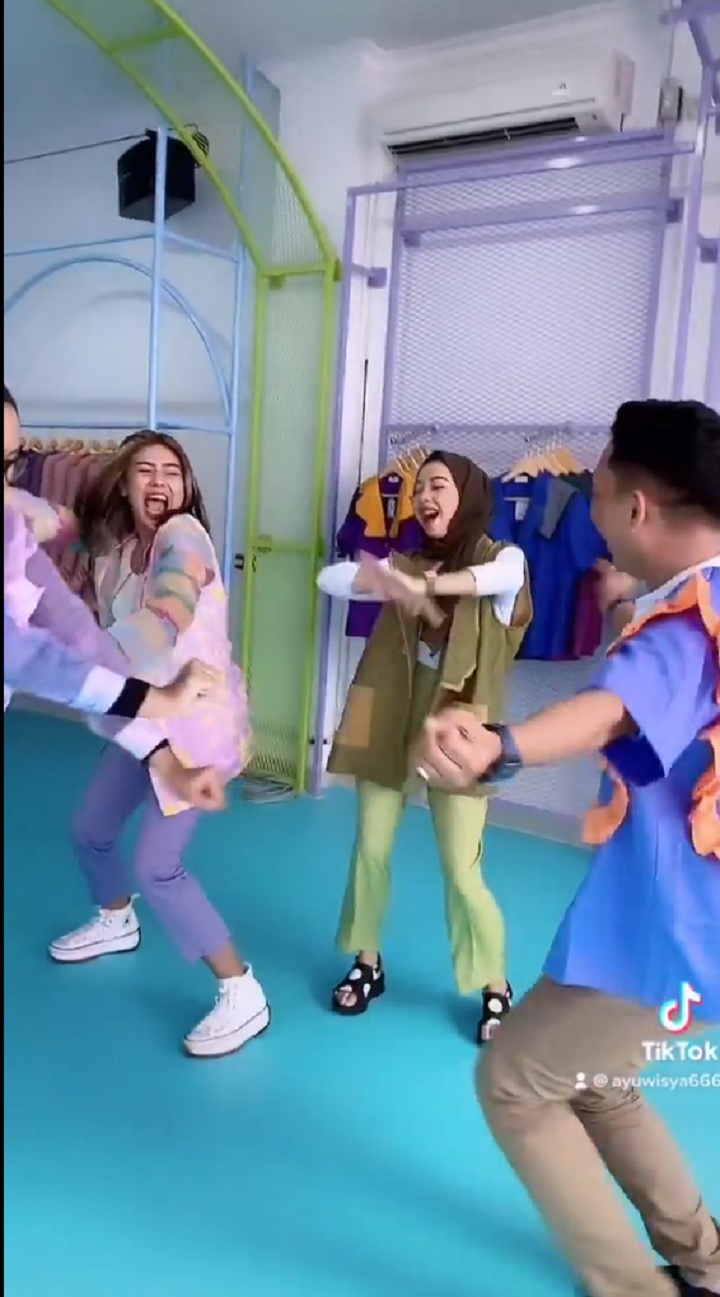 sering membuat konten lucu