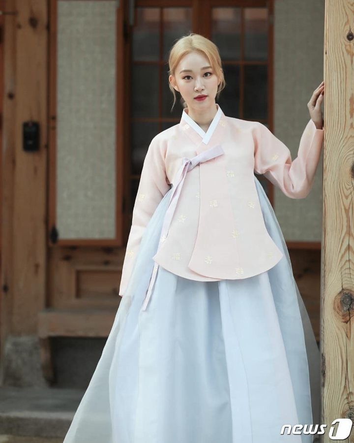 Anggun Saat Memakai <i>Hanbok</i>