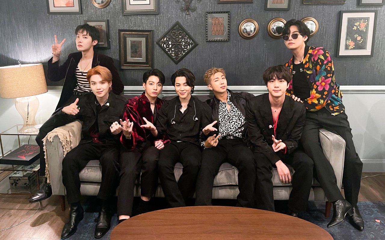 BTS Kompak Pamer Hangout Bareng, 3 Member Ini Nggak Ikut?