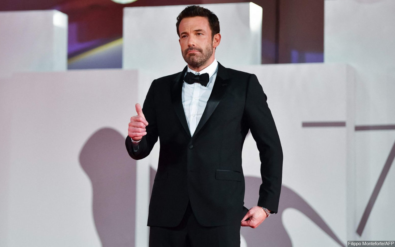 Ben Affleck Digoda Tak Pernah Ganti Baju Usai Bolak-Balik Kepergok Paparazi Kenakan Kemeja Yang Sama