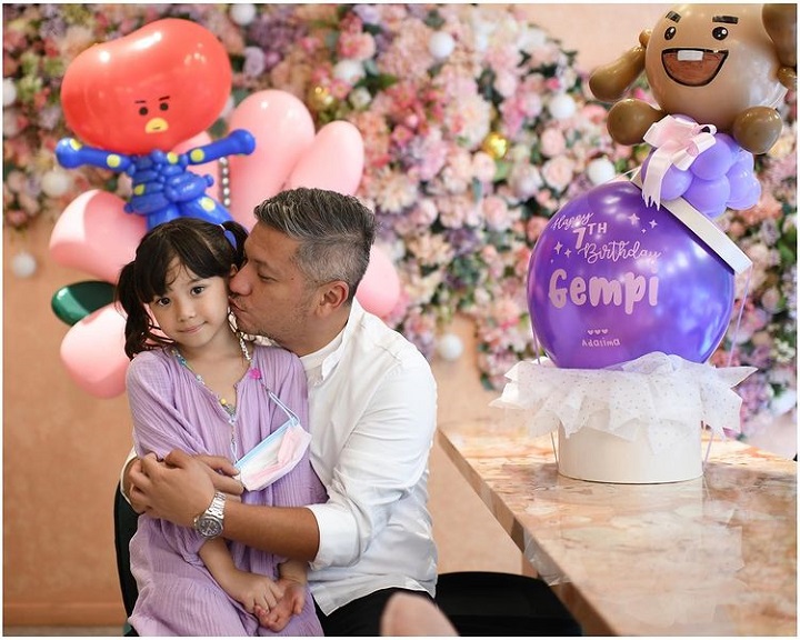 ciuman sayang ayah untuk gempi