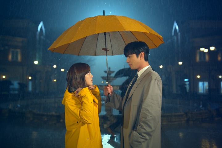 Romantis Banget, Ahn Hyo Seop Payungi Kim Sejeong di Foto Adegan Perdana \'Business Proposal\'