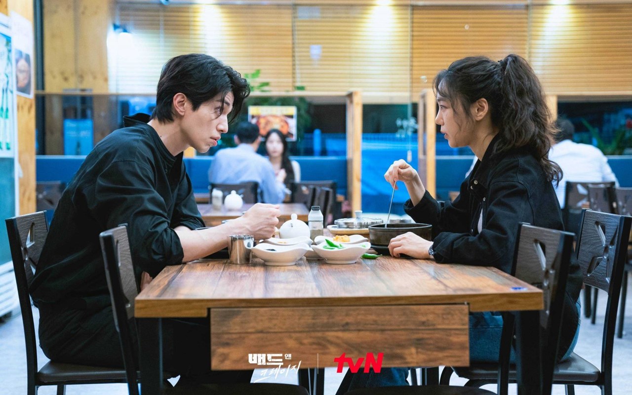Kelewat Romantis, Foto Uwu Lee Dong Wook dan Han Ji Eun di 'Bad and Crazy' Bikin Penggemar Baper