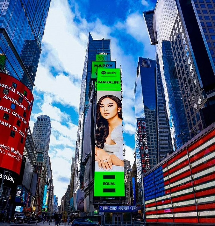 Wajahnya terpampang di Time Square