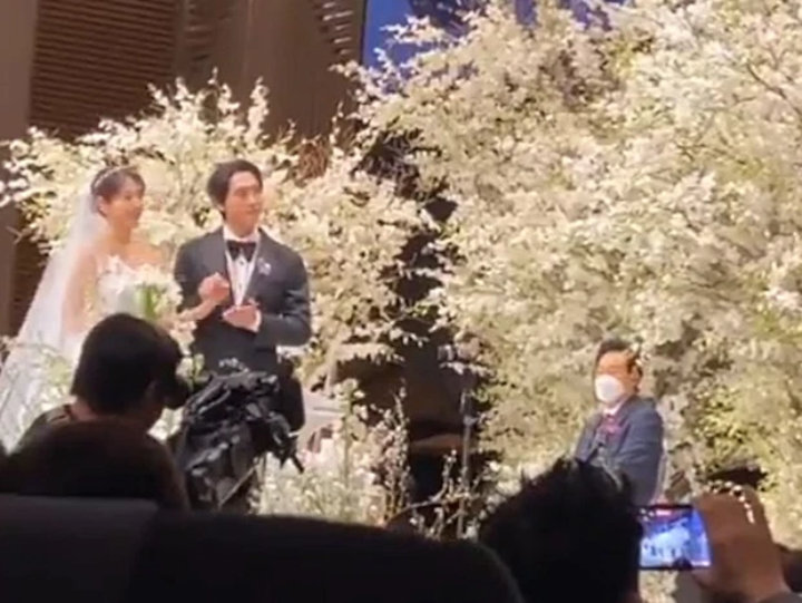 Lee Hongki Nyanyi di Nikahannya, Choi Tae Joon Genggam Tangan Park Shin Hye