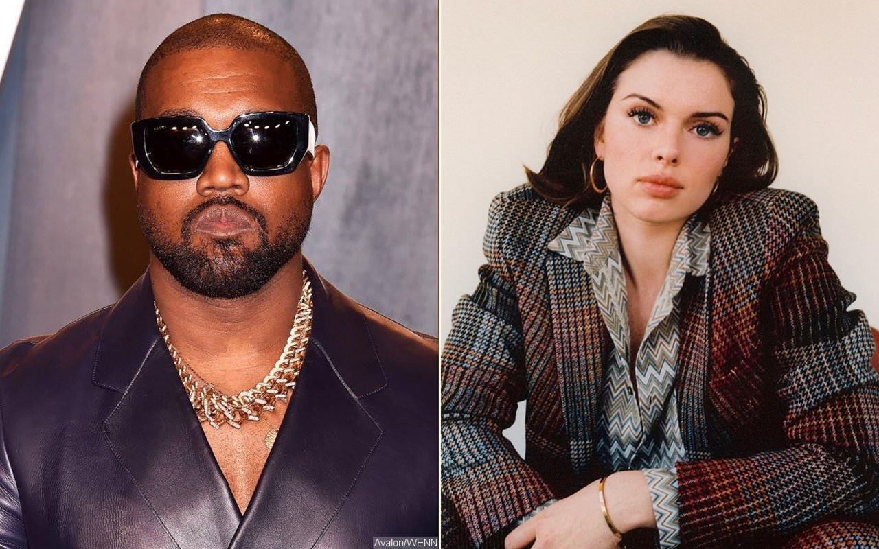 Kanye West dan Julia Fox Debut Sebagai Couple Di Red Carpet Paris Fashion Week, Serasi Kenakan Denim