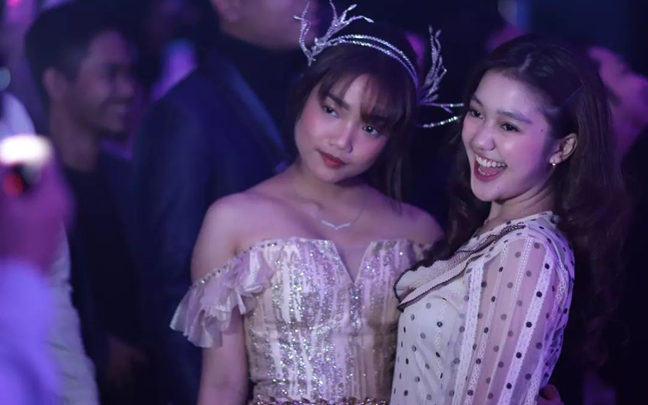 Fuji Cantik Ala Princess Saat Dicandid, Pose Chandrika Chika Jongkok Bikin Salfok