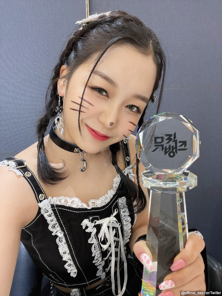 Selfie Lucu Dengan Piala Pertama