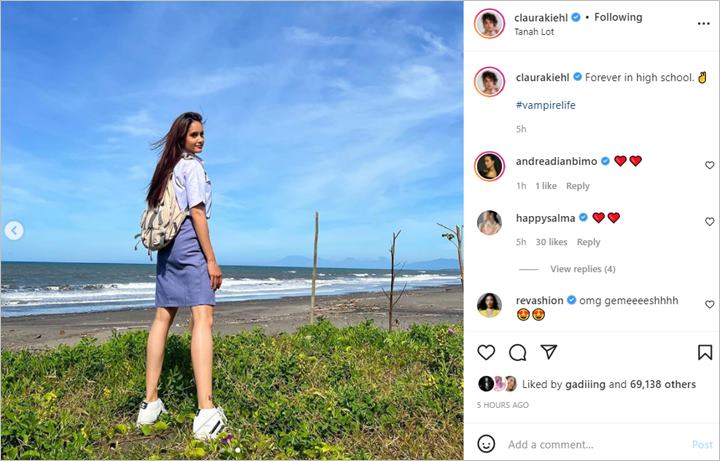 Biasa Tampil Bak Boneka, Penampilan Cinta Laura Pakai Baju SMA Jadi Ramai Dikomentari Begini