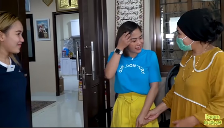 Begini Penampilan Ibu Ayu Ting Ting Saat Pakai Strap Masker dari Kalung Emas Asli