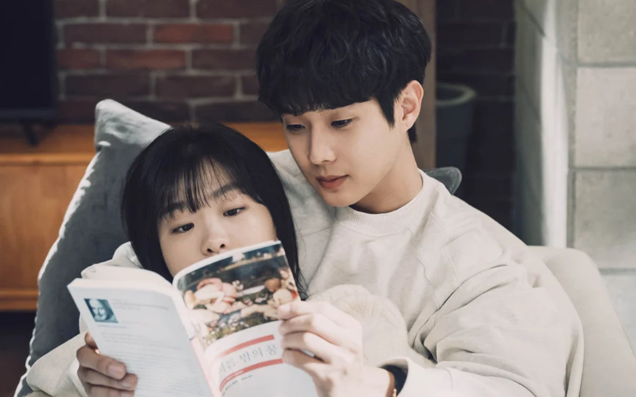 Tingkah Choi Woo Shik Saat Syuting Ciuman dengan Kim Da Mi di 'Our Beloved Summer' Tiba-Tiba Disorot