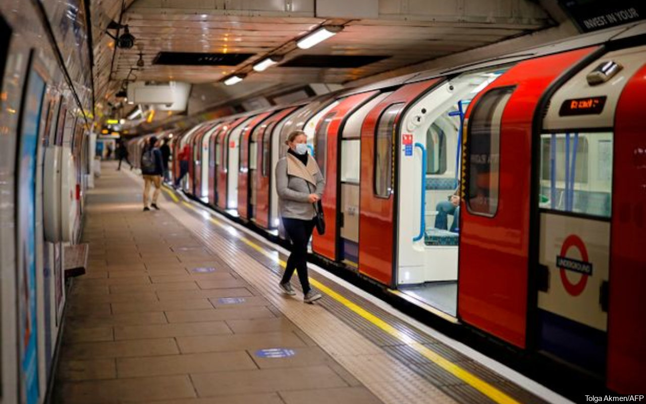 Belasan Kereta di London Terpaksa Delay Gara-Gara Seekor Angsa 'Keras Kepala'