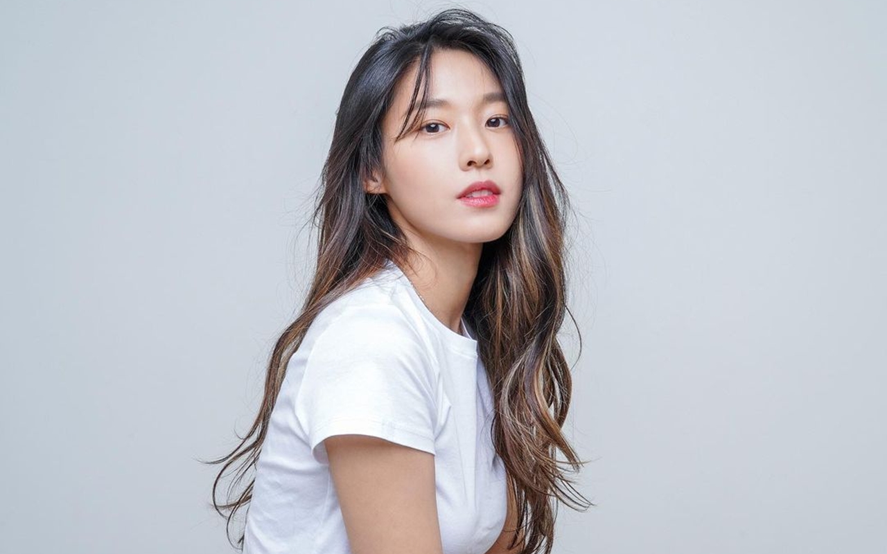 SMA 2022: Seolhyun AOA Tampil Cantik dan Seksi Kenakan Gaun Hitam, Netizen Puji Habis-habisan