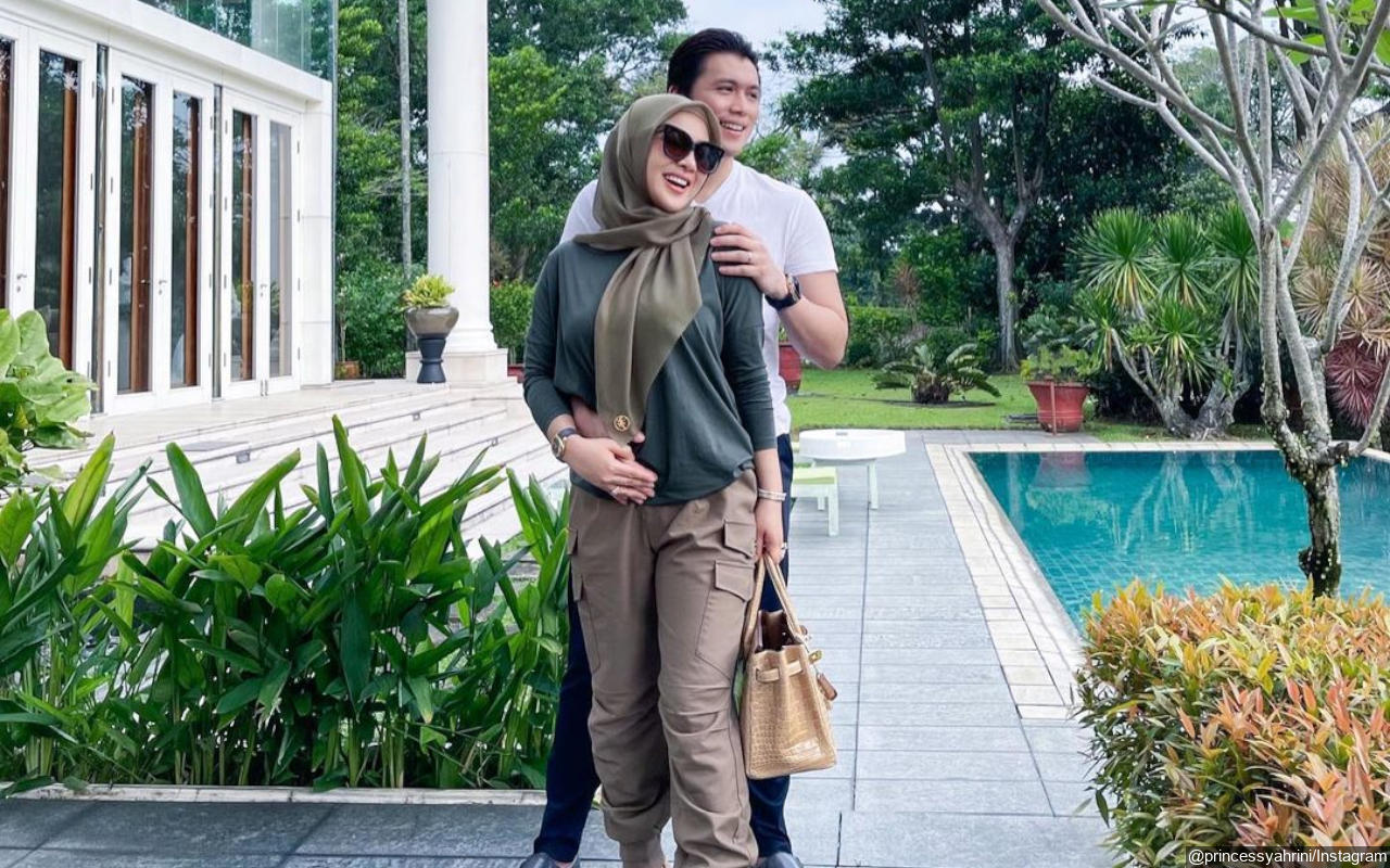 Syahrini Semringah Dapat Kiriman Hampers Imlek dari Mantan Pacar Reino Barack, Siapa?