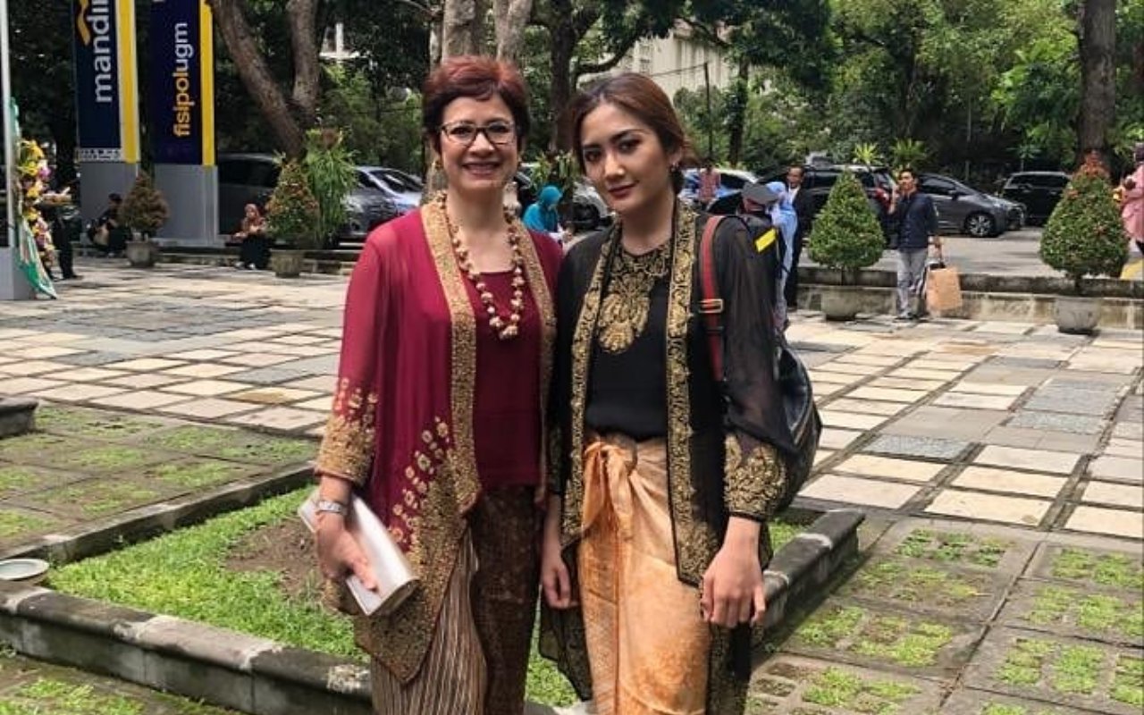 Tangis Nurul Arifin Pecah Cium Maura Magnalia Terakhir Kali, Beri Pesan untuk Para Orangtua