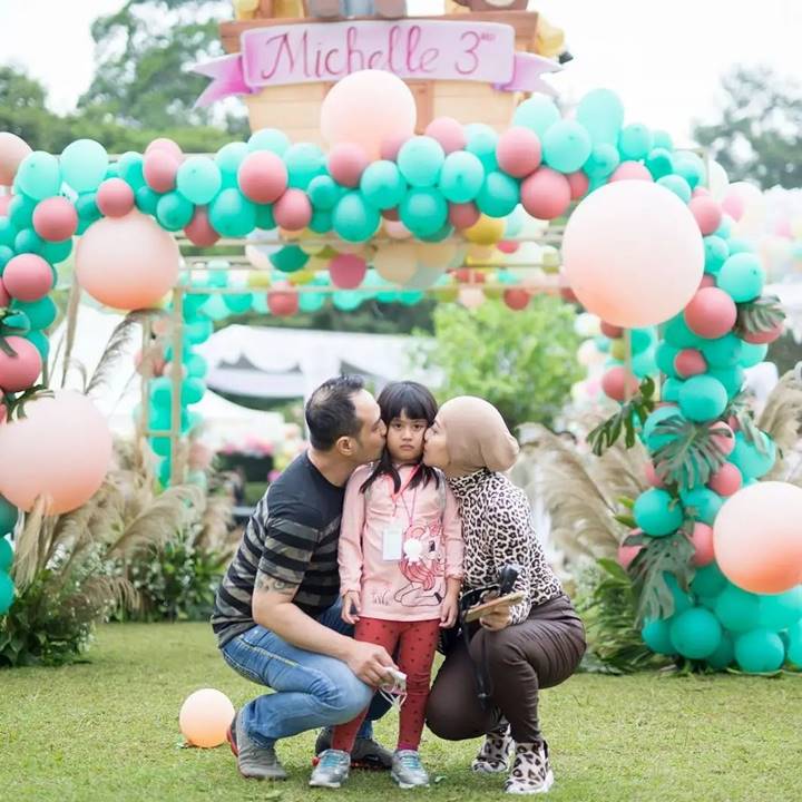 vania sangat lengket