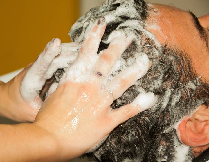 Mencuci atau Memotong Rambut