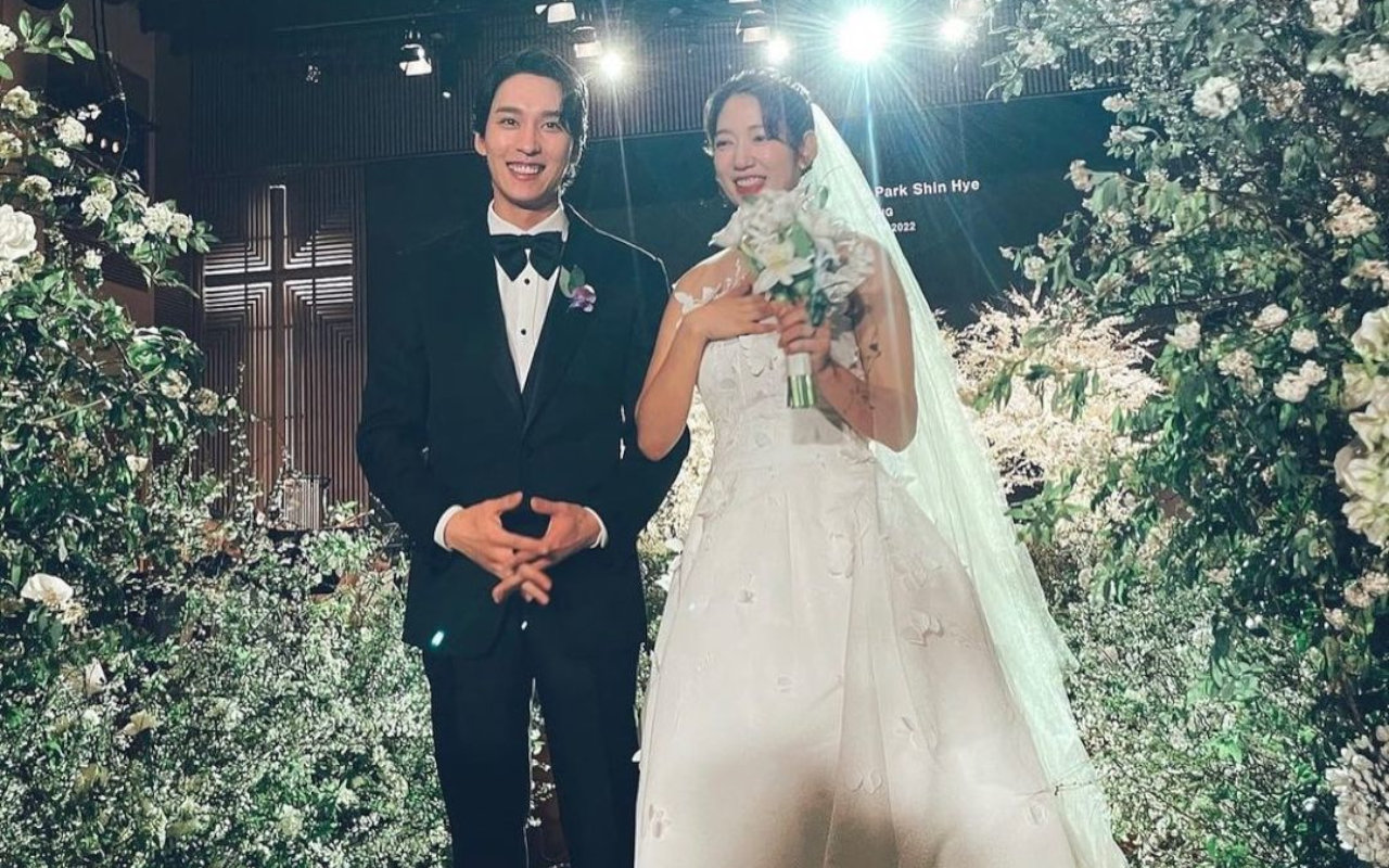 Serba Pink, Potret Park Shin Hye dan Choi Tae Joon Bareng Bridesmaid Tuai Perhatian