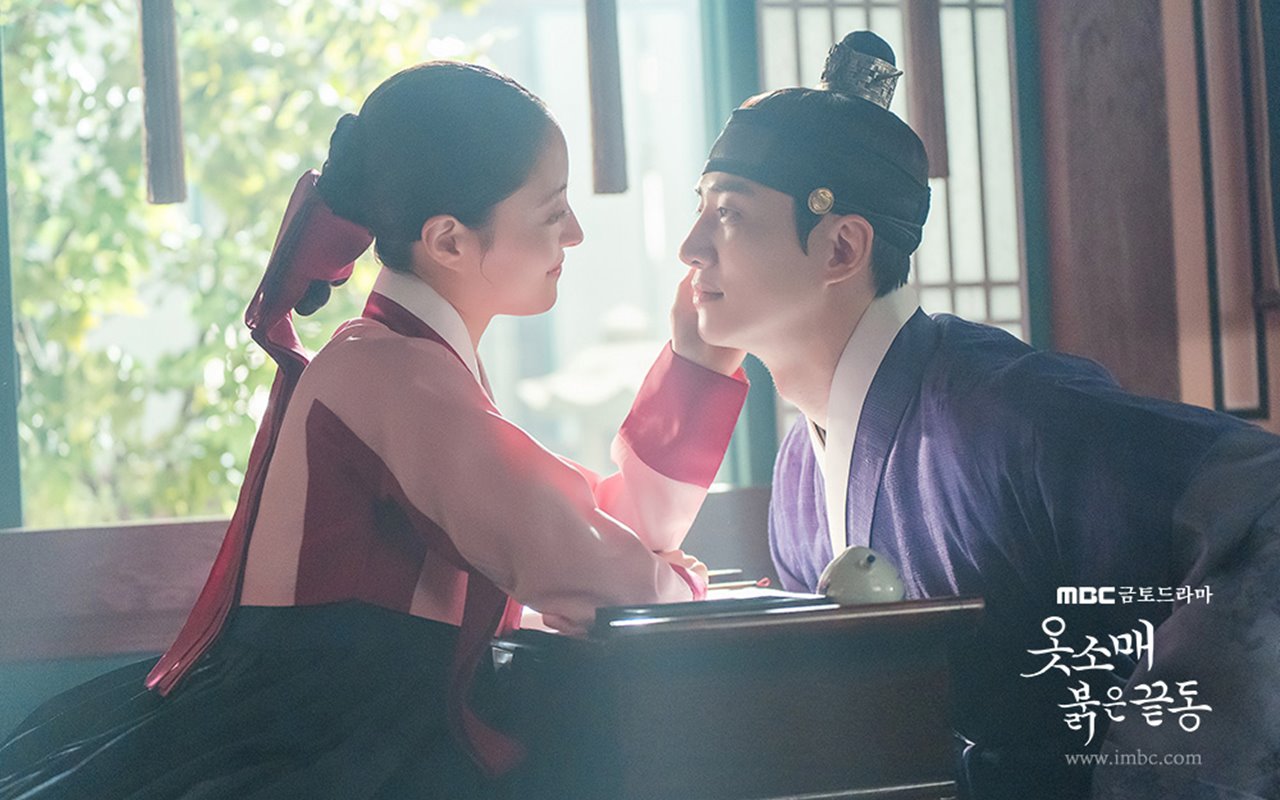 Junho Keceplosan Ungkap Nantikan Ciuman Dengan Lee Se Young di 'The Red Sleeve'