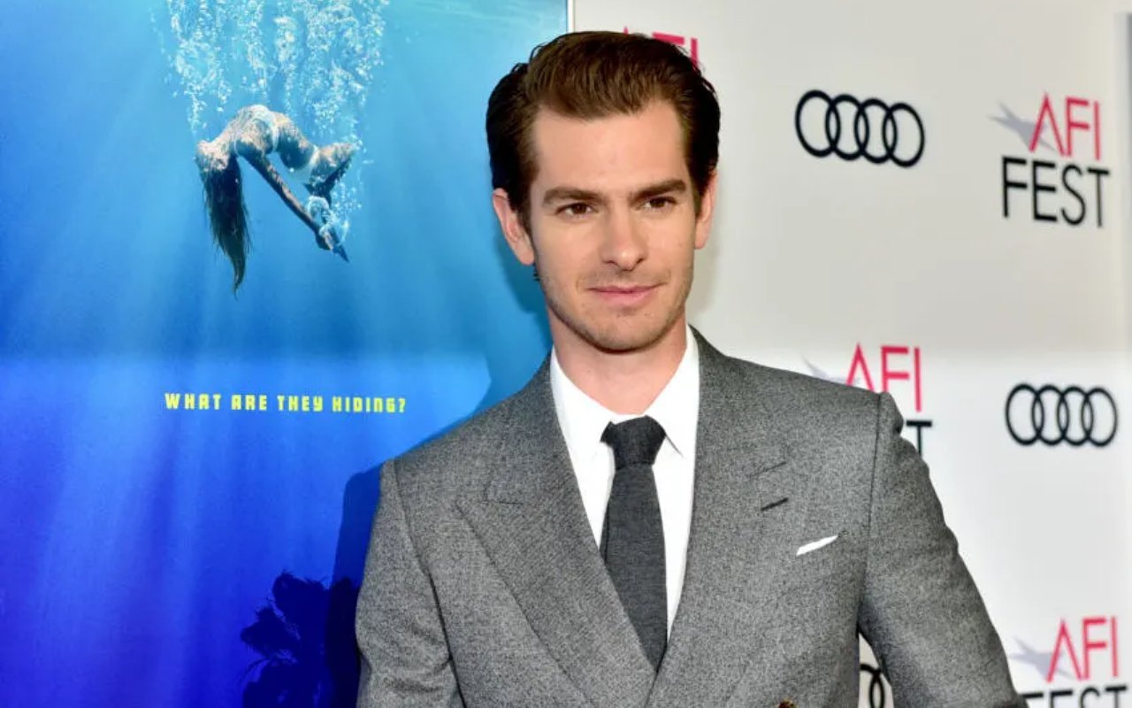 Andrew Garfield Benarkan Kenakan Kostum Lawas 'Amazing Spider-Man' Untuk 'No Way Home'