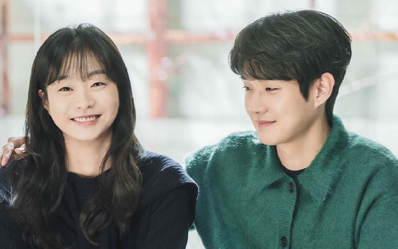 Tanpa Kata-Kata, Pengakuan Cinta Choi Woo Shik pada Kim Da Mi di 'Our Beloved Summer' Jadi Sorotan