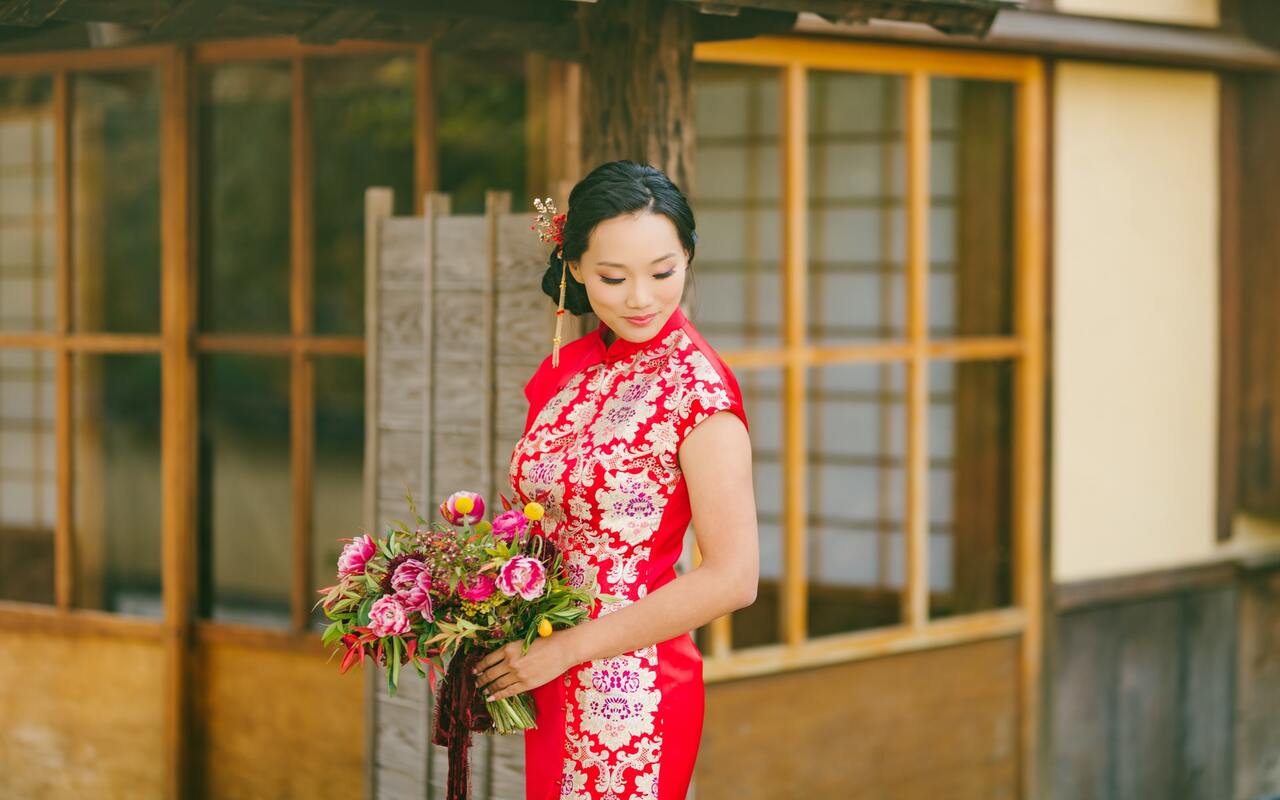 Identik Dengan Warna Merah, Tampil Kece Dalam Balutan Baju Cheongsam Modern Saat Rayakan Imlek