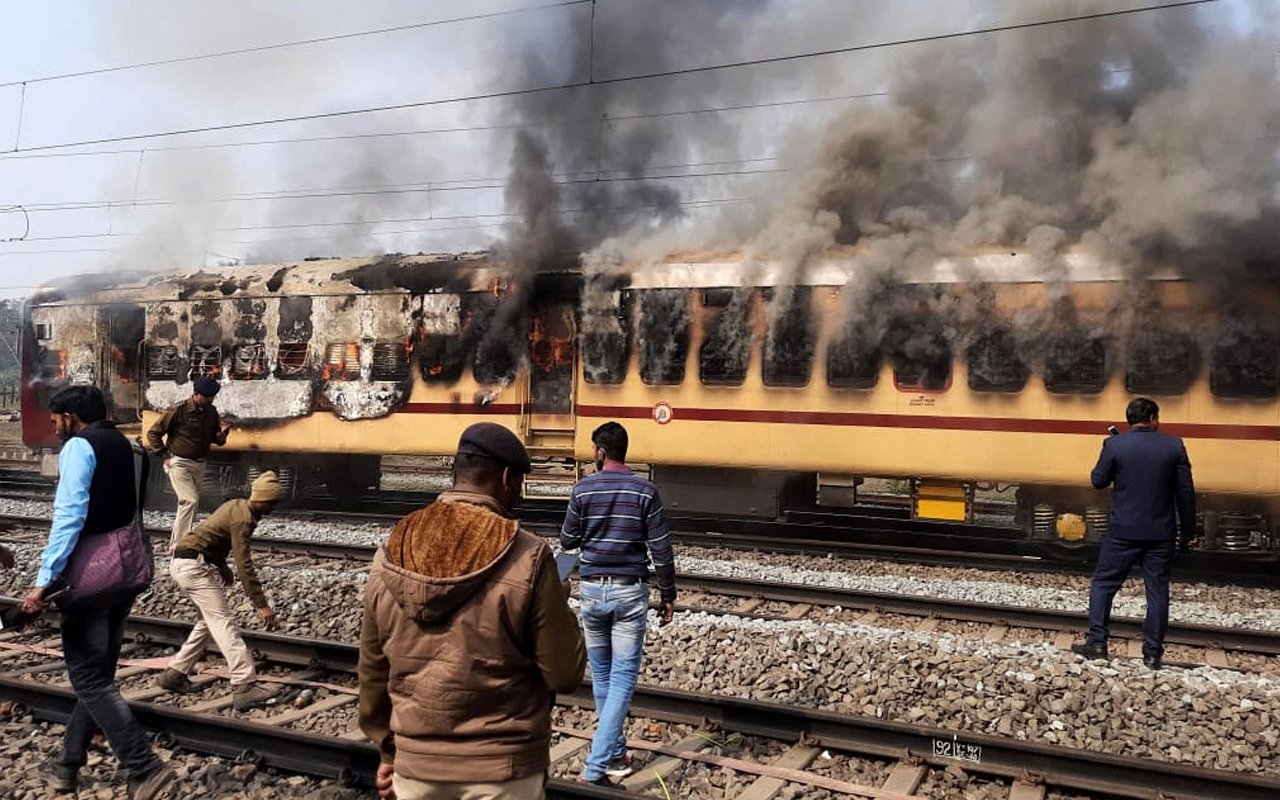 Massa Bakar Gerbong Kereta Hingga Patung PM Buntut Protes Perekrutan Kerja yang Tak Adil di India