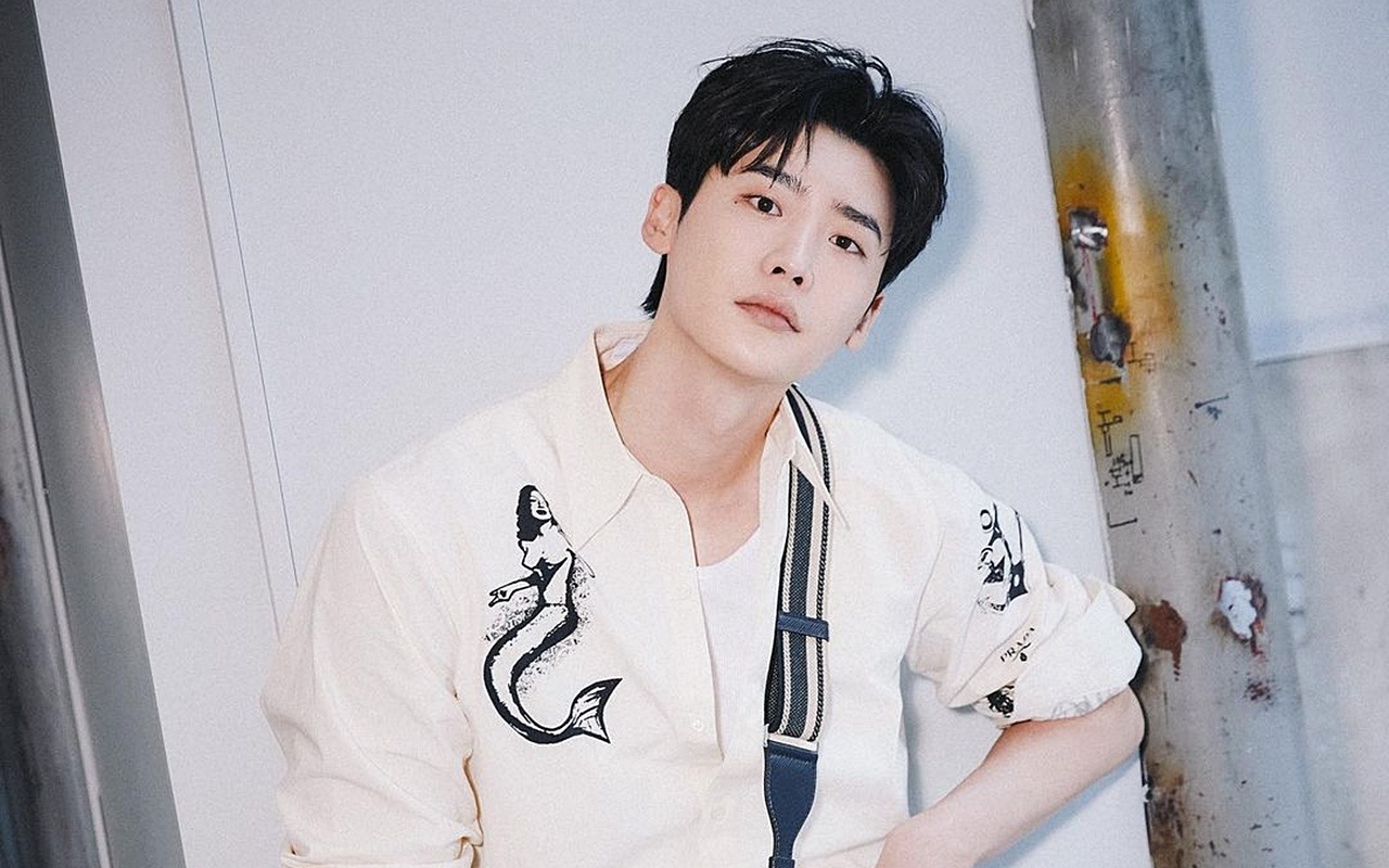 Penampilan Lee Jong Suk Pakai Seragam Sekolah Syuting 'Big Mouth' Kejutkan Netizen