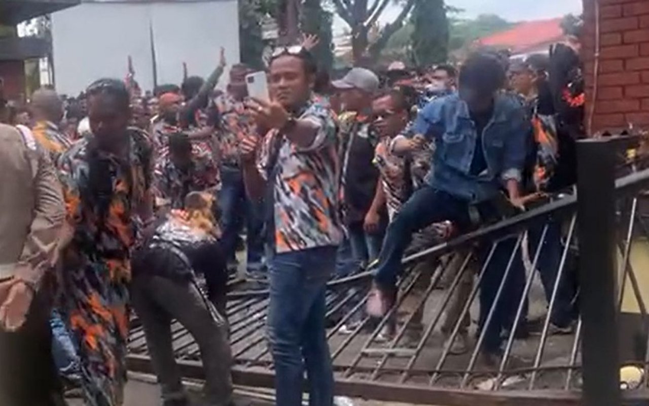Provokator Massa GMBI Ditahan, Polisi Tetapkan 12 Orang Tersangka Imbas Demo Rusuh di Polda Jabar