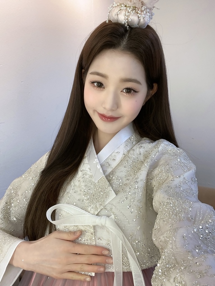 Jang Won Young IVE Elegan Pakai Hanbok di Tahun Baru Imlek, Cantiknya Kebangetan 2