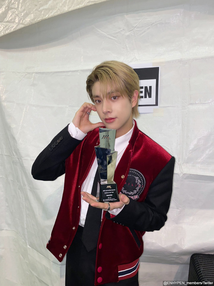 Pose Imut Dengan Piala