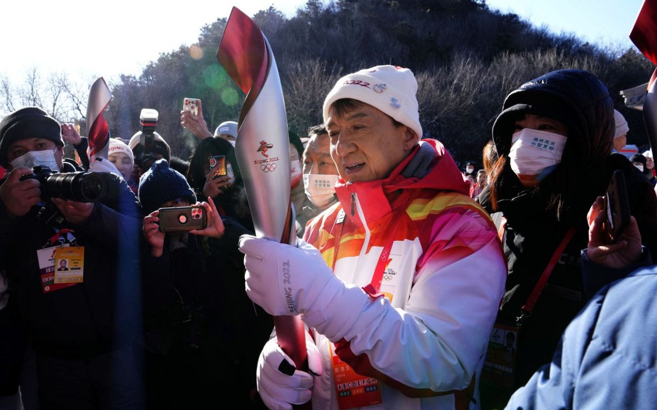 Jackie Chan Ikut Meriahkan Olimpiade Beijing, Lari Bawa Obor di Sepanjang Tembok Besar Tiongkok